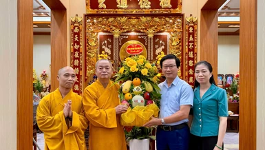 Đoàn công tác Ủy ban MTTQVN tỉnh Hưng Yên lưu niệm cùng chư tôn đức Ban Chức sự hạ trường chùa Thánh Long