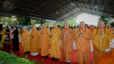 Chư tôn giáo phẩm Trung ương GHPGVN cùng lãnh đạo chính quyền tỉnh Đồng Nai dâng hương tưởng niệm chư anh linh anh hùng, liệt sĩ - Ảnh: Nguyện Truyền/BGN
