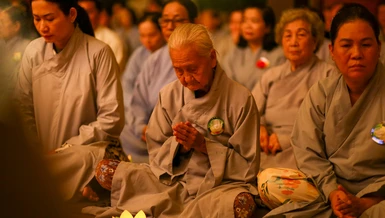 Trong không gian thiêng liêng của đêm hoa đăng, hình ảnh cụ già tuổi ngoài 80 chắp tay hướng nguyện đã khơi dậy xúc cảm lắng đọng về đạo hiếu và lòng tri ân của người con Phật