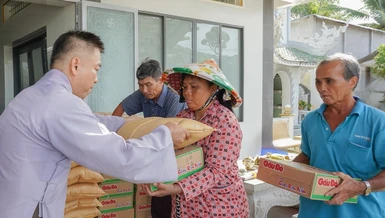 Các tự viện tổ chức trao tặng quà Vu lan, góp phần sẻ chia và nâng đỡ tinh thần bà con có hoàn cảnh khó khăn - Ảnh: Hạnh Đăng/BGN