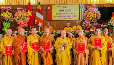 Ban Thường trực Ban Trị sự GHPGVN tỉnh Cà Mau sau sáp nhập đón nhận quyết định nhân sự từ Trưởng lão Hòa thượng Thích Thiện Pháp 