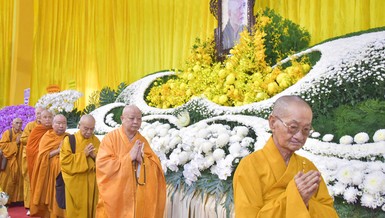 Chư tôn đức Ban Trị sự TP.HCM, các Ban chuyên môn, đại diện các phường/xã hữu nhiễu kim quan Trưởng lão Hòa thượng Thích Trí Tịnh - Phó Pháp chủ GHPGVN tân viên tịch - Ảnh: Quảng Đạo/BGN 