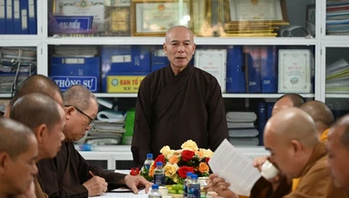 Thượng toạ Thích Nhuận Bảo, Trưởng ban Trị sự GHPGVN tỉnh Quảng Ngãi phát biểu tại phiên họp Ban Thường trực Ban Trị sự tỉnh