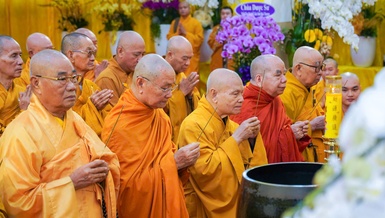 Chư tôn giáo phẩm Hội đồng Chứng minh, Hội đồng Trị sự GHPGVN dâng hương tưởng niệm Trưởng lão Hòa thượng Thích Từ Thông tân viên tịch - Ảnh: Tâm Quý/BGN