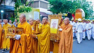 Môn đồ pháp quyến cung thỉnh di ảnh, linh mô, y bát, kim quan Trưởng lão Hòa thượng Thích Từ Thông về chùa Thanh Sơn (P.Long Bình) nhập bảo tháp
