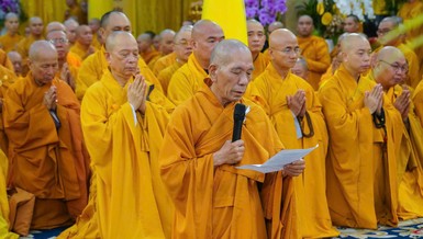 Thượng tọa Thích Giác Trí đọc lời cảm tạ của Ban Tổ chức trong Lễ tang Trưởng lão Hòa thượng Thích Từ Thông