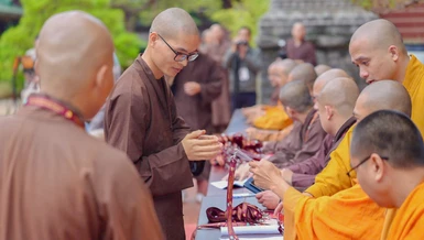 Giới tử nhận thẻ đeo trước khi nhập chúng tại điểm truyền giới chùa Minh Thành