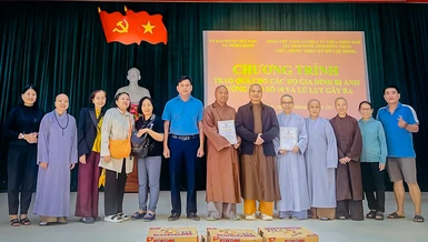 Đoàn từ thiện chùa Thiền Kim, Phước Thiện đến với bà con vùng bão lũ tại Nghệ An, Quảng Trị và TP.Huế 