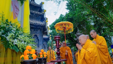 Trưởng lão Hòa thượng Thích Thiện Nhơn hữu nhiễu bảo tháp Trưởng lão Hòa thượng Thích Từ Thông (1928-2025) 