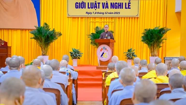 Hòa thượng Thích Thiện Thống, Phó Chủ tịch Hội đồng Trị sự, Trưởng ban Trị sự GHPGVN tỉnh An Giang phát biểu tại Khóa bồi dưỡng Giới luật và Nghi lễ thiền môn tại An Giang