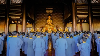 Trang nghiêm đạo tràng tại chánh điện chùa Huê Nghiêm
