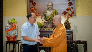 Đức Pháp chủ tiếp thân mật Bí thư Tỉnh ủy Cà Mau Nguyễn Hồ Hải chùa Huê Nghiêm - Ảnh: Nguyện Truyền/BGN