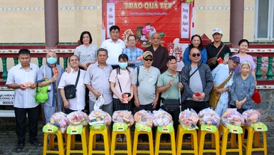 Người dân có hoàn cảnh khó khăn nhận quà Tết tại chùa Huê Nghiêm