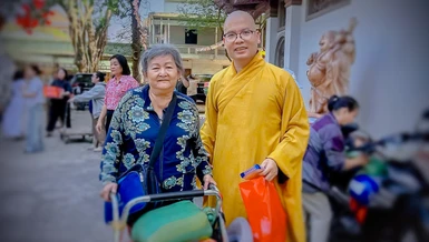 Thượng tọa Thích Minh Đạo, trụ trì chùa Nam Thiên Nhất Trụ trao quà Tết san sẻ yêu thương đến người khó khăn