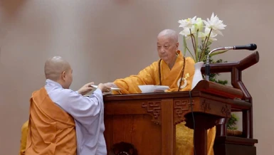 Đức Pháp chủ GHPGVN trao học bổng Đức Nhuận đến Tăng Ni sinh thuộc Học viện Phật giáo VN tại TP.HCM - Ảnh: Bảo Toàn/BGN