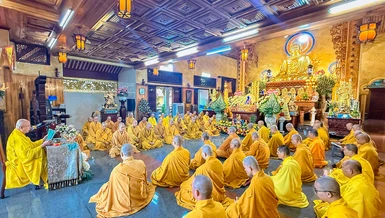 Trang nghiêm khóa lễ Bố-tát tại chánh điện tu viện Phước Minh (P.Linh Xuân, TP.HCM)
