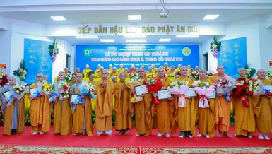Ban Giám hiệu Trường Trung cấp Phật học TP.HCM trao Giấy khen và phần thưởng đến các Tăng Ni sinh có thành tích xuất sắc trong học tập - Ảnh: Trung Thắng/BGN