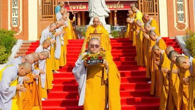 Trang nghiêm cung nghinh giới bổn từ tổ đình Phi Lai đến các điểm truyền giới - Ảnh: Gia Tư/BGN