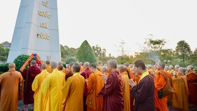 Ban Thường trực Ban Trị sự, Ban Tổ chức Đại hội đại biểu Phật giáo tỉnh Đồng Nai lần thứ I trang nghiêm dâng hương tưởng niệm tại Nghĩa trang Liệt sĩ tỉnh - Ảnh: Nguyện Truyền/BGN