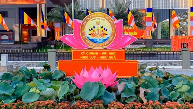 Biểu tượng chào mừng Đại hội đại biểu Phật giáo tỉnh Đồng Tháp lần thứ I, nhiệm kỳ 2026-2031 được thiết trí trước khuôn viên hội trường Bông Sen