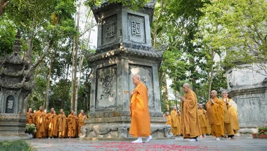 Nghi thức nhiễu tháp Tổ sư Liễu Ngọc tại khuôn viên vườn tháp tổ đình Hội Phước