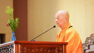 Đức Pháp chủ GHPGVN - Đại lão Hòa thượng Thích Trí Quảng sách tấn Đạo tràng Pháp Hoa tại chùa Huê Nghiêm (P.An Khánh, TP.HCM) - Ảnh: Nguyện Truyền/BGN 