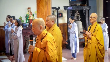 Thượng tọa Thích Huệ Khai, Ủy viên Thường trực Hội đồng Trị sự, Trưởng ban Trị sự GHPGVN tỉnh Đồng Nai cử hành nghi thức cầu nguyện tại trú xứ chùa Long Thiền (P.Biên Hòa)