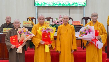 Trưởng lão Hòa thượng Thích Phước Thông trao quyết định chuẩn y nhân sự đến Thượng tọa Trưởng ban Trị sự và nhị vị Thượng tọa Phó Trưởng ban Thường trực Ban Trị sự GHPGVN tỉnh Đồng Tháp