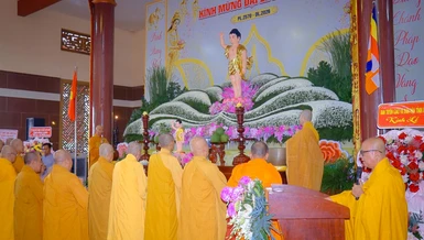 Chư tôn đức cử hành nghi thức tâm linh Phật đản truyền thống