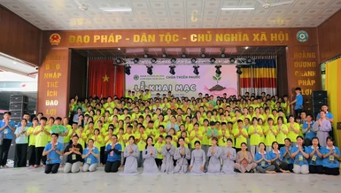 Hơn 240 khóa sinh tham dự khóa tu mùa hè "Ươm mầm từ bi" lần VIII chụp hình lưu niệm cùng chư tôn đức chùa Thiên Phước