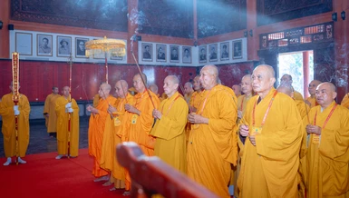 Chư tôn đức dâng hương tưởng niệm chư vị tiền nhân tại đền thờ Người có công của tỉnh An Giang - Ảnh: Nguyện Truyền/BGN