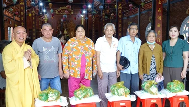 Thượng tọa Thích Minh Sơn, trụ trì chùa Linh Phước và bà Mai Thị Luyến, Chủ tịch Ủy ban MTTQVN xã Tân Phú Trung tặng quà đến bà con có hoàn cảnh khó khăn