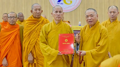 Trưởng lão Hòa thượng Thích Thiện Pháp trao quyết định Trưởng ban Trị sự GHPGVN tỉnh An Giang đến Hòa thượng Thích Thiện Thống 