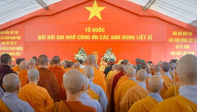 Dâng hương tưởng niệm các anh hùng liệt sĩ tại ấp Đồng Dầu