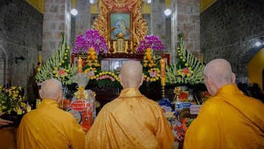 Đức Pháp chủ GHPGVN cùng chư vị giáo phẩm dâng hương tưởng niệm 73 năm ngày Tổ sư Huệ Đăng viên tịch tại Tổ đường tổ đình Thiên Thai - Ảnh: Nguyện Truyền/BGN