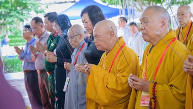 Chư tôn giáo phẩm Trung ương GHPGVN cùng lãnh đạo chính quyền TP.Đồng Nai dâng hương tưởng niệm anh linh anh hùng, liệt sĩ - Ảnh:Tâm Quý/BGN