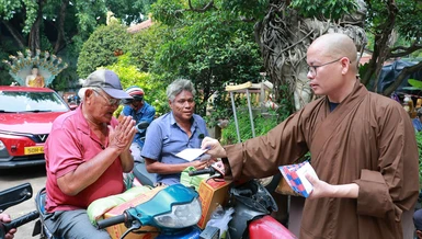 Thượng tọa Thích Minh Đạo, trụ trì chùa Nam Thiên Nhất Trụ tận tay trao quà đến bà con có hoàn cảnh khó khăn trên