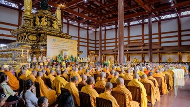 Quang cảnh buổi lễ tại chánh điện chùa Quốc Ân Khải Tường (xã Long Phước, TP.Đồng Nai)
