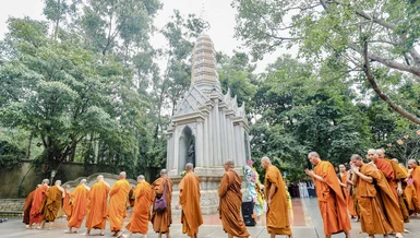 Chư Tăng hữu nhiễu bảo tháp Trưởng lão Hòa thượng Hộ Tông nằm trong khuôn viên chùa Bửu Long