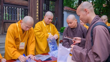 Giới tử trình giấy báo trúng tuyển và nhận thẻ đeo trước khi nhập chúng tại giới đài viện Huệ Nghiêm - Ảnh: Tâm Quý/BGN