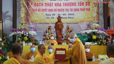 Hòa thượng Thích Nguyên Quang, Phó ban Trị sự GHPGVN tỉnh Khánh Hòa trao quyết định bổ nhiệm trụ trì chùa Pháp Hoa cho Đại đức Thích Quảng Kiến