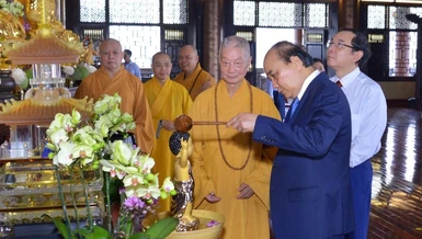 Chủ tịch nước Nguyễn Xuân Phúc Tắm Phật tại chánh điện chùa Huê Nghiêm - trú xứ của Trưởng lão Quyền Pháp chủ GHPGVN 