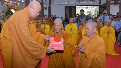 Hòa thượng Thích Lệ Trang, Trưởng ban Trị sự GHPGVN TP.HCM trao quyết định bổ nhiệm trụ trì thiền viện Vạn Hạnh cho Thượng tọa Thích Tâm Minh
