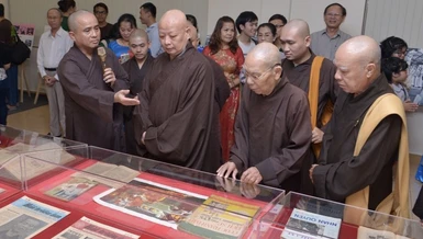 Buổi khai mạc triển lãm tư liệu báo chí Phật giáo với chủ đề "Kết nên một đài sen" nhân Đại lễ Phật đản Phật lịch 2567 và tưởng niệm 60 năm Bồ-tát Thích Quảng Đức vị pháp thiêu thân (1963-2023) được tổ chức vào chiều 30-5 tại trụ sở Báo Giác Ngộ - Ảnh: Bảo Toàn