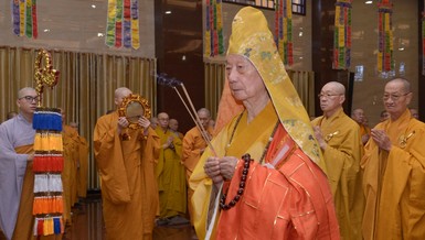 Sáng 24-8, ngày đầu tiên của Pháp hội Vu lan do Ban Trị sự GHPGVN TP.HCM tổ chức, Đức Pháp chủ GHPGVN đã quang lâm Việt Nam Quốc Tự (Q.10) niêm hương khai đàn và khai thị đến toàn thể đại chúng - Ảnh: Bảo Toàn