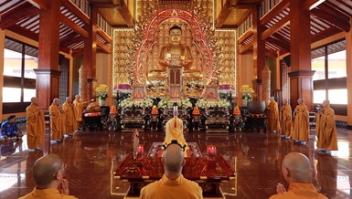 Trong Lễ tưởng niệm chư vị Pháp chủ và chư vị trưởng lão quá cố sáng 22-12 (10-11-Quý Mão), chư tôn đức Ban Kinh sư miền Trung đã cử hành nghi thức Phổ Phật cúng ngọ theo nghi thức truyền thống Phật giáo Huế - Ảnh: Phùng Anh Quốc