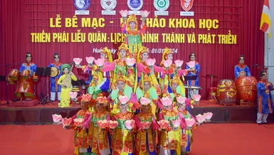 Trình diễn vũ khúc "Lục cúng hoa đăng" trong lễ bế mạc Hội thảo khoa học “Thiền phái Liễu Quán: Lịch sử hình thành và phát triển” với ý nghĩa dâng tấm lòng thành lên cúng dường Đức Tổ sư - Ảnh: Quảng Đạo