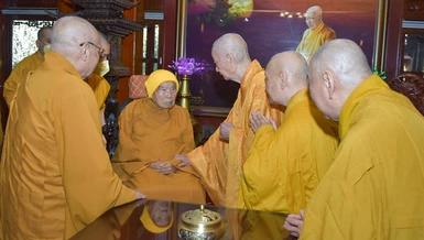 Đức Pháp chủ, Hòa thượng Chủ tịch Hội đồng Trị sự vấn an Thiền sư Thích Thanh Từ tại phương trượng thiền viện Thường Chiếu vào sáng ngày 30-1 - Ảnh: Quảng Đạo