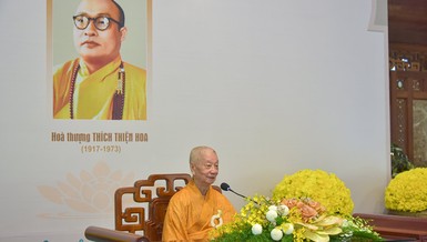 Đức Pháp chủ GHPGVN quang lâm thiền viện Thường Chiếu (Đồng Nai) dâng hương tưởng niệm húy nhật Trưởng lão Hòa thượng Thích Thiện Hoa và giáo giới Tăng Ni thiền phái Trúc Lâm vào sáng ngày 30-1 - Ảnh: Quảng Đạo