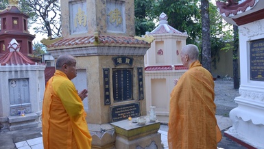 Đại lão Hòa thượng Thích Trí Quảng tảo tháp Tổ sư tại tổ đình Huê Nghiêm và tưởng niệm Đại lão Hòa thượng Thích Trí Tịnh tại chùa Vạn Đức vào sáng ngày 23 tháng Chạp - Ảnh: Bảo Toàn